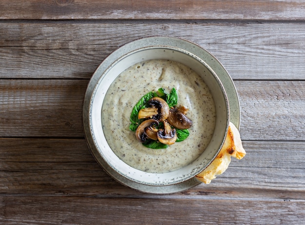 Sahnesuppe mit Pilzen und Spinat