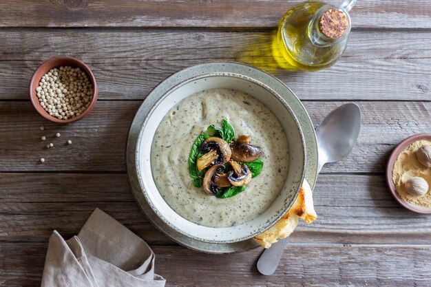 Sahnesuppe mit Pilzen und Spinat