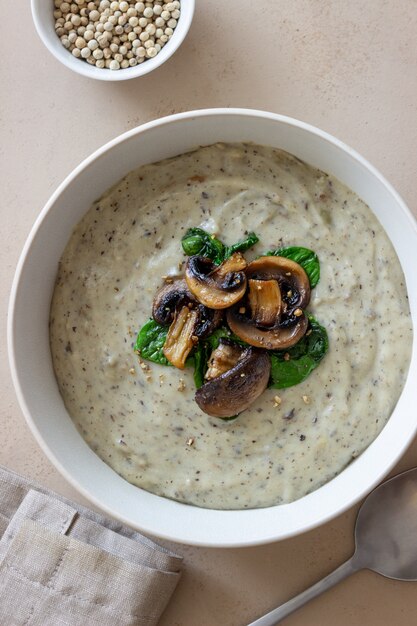 Sahnesuppe mit Pilzen und Spinat