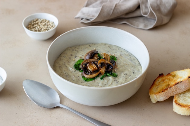 Sahnesuppe mit Pilzen und Spinat