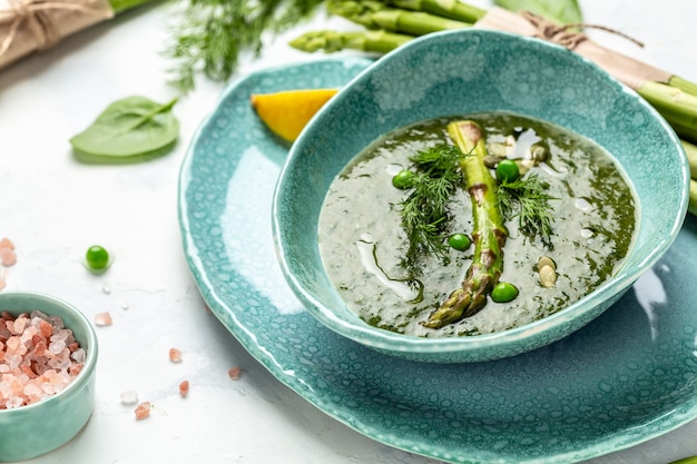 Sahnesuppe mit Spargel