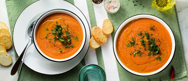 Sahnesuppe von roten linsen mit tomaten auf dem tisch. gesundes veganes wärmendes essen für die ganze familie