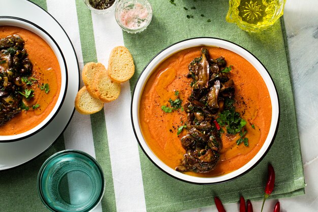 Sahnesuppe von roten Linsen mit Tomaten auf dem Tisch. gesundes veganes wärmendes Essen für die ganze Familie