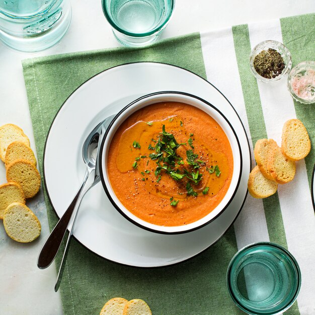 Sahnesuppe von roten Linsen mit Tomaten auf dem Tisch. gesundes veganes wärmendes Essen für die ganze Familie