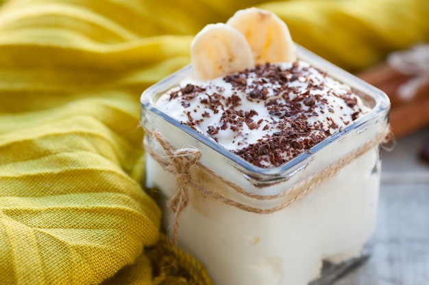 Sahniger Pudding mit Banane.