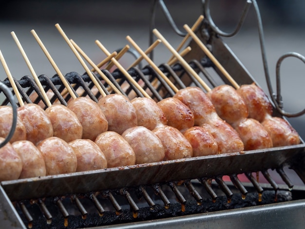 Foto sai krok isan en parrilla de estufa de carbón para comida callejera