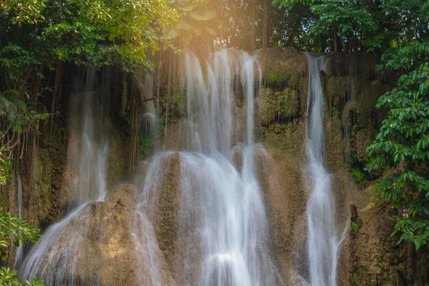 Sai Yok-Wasserfall im Wald in Kanchanaburi, Thailand.