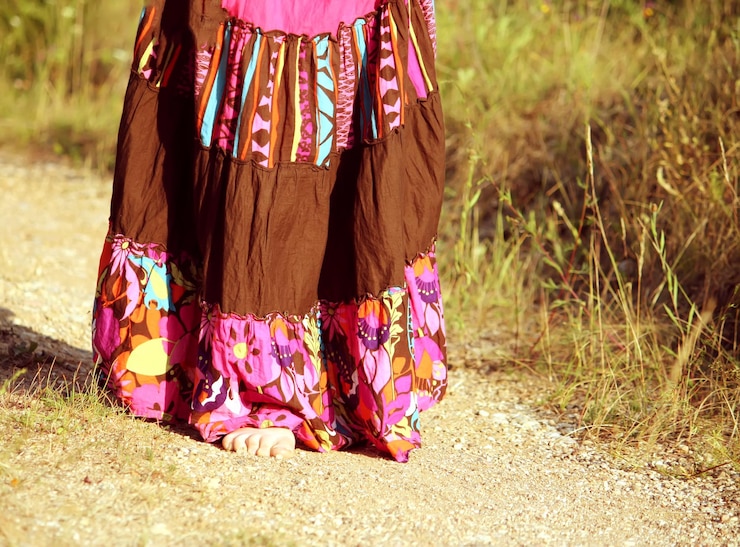 Foto saia de verão na moda brilhante em estilo étnico para menina no fundo da natureza