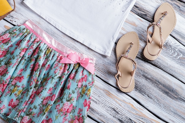 Saia floral com laço rosa. sandálias bege e saia de verão. vestuário novo feminino. escolha seu tamanho.