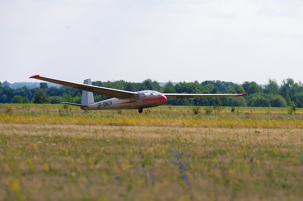 Foto sailplane e uma aeronave de reboque começando em um aeródromo