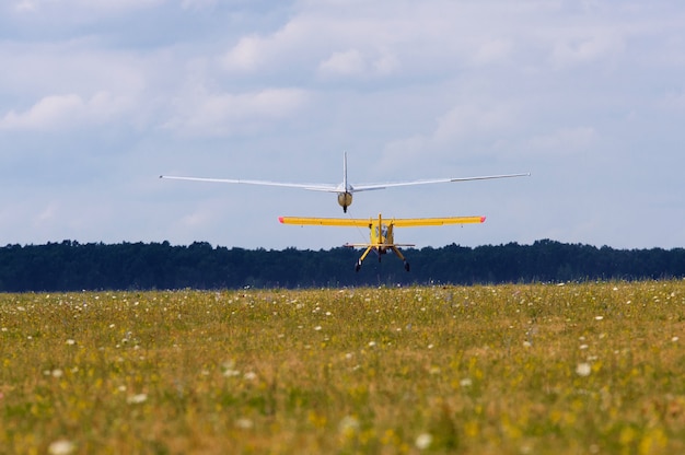 Sailplane e uma aeronave de reboque começando em um aeródromo