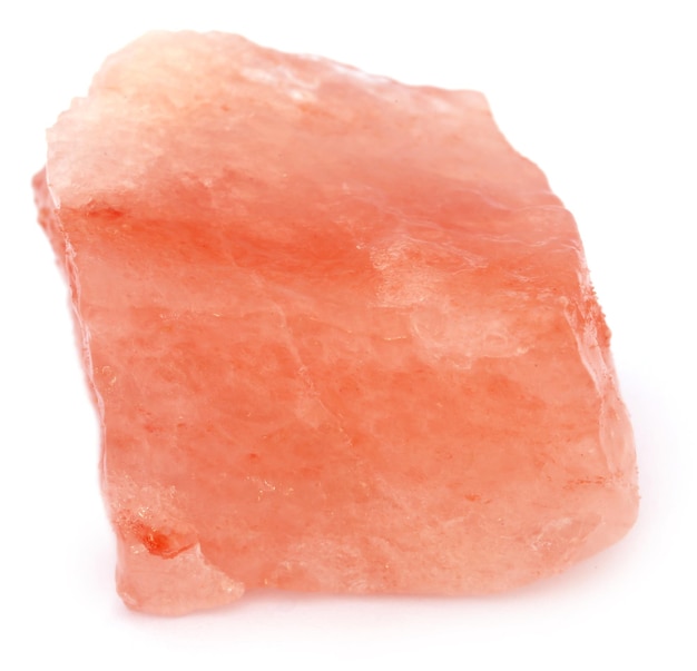 Saindhava lavana o sal de roca rosa del Himalaya sobre fondo blanco.