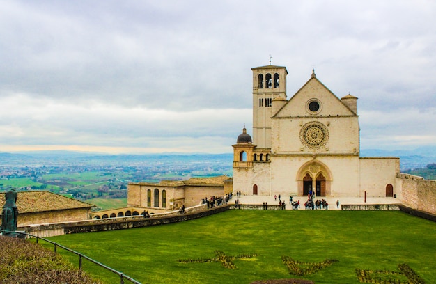 Saint Francis Cathedral em Assis com paisagem