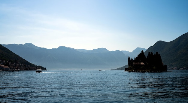 Saint-George-Insel in Montenegro, Adria, Blick auf den Sonnenuntergang, wunderschönes Wahrzeichen, umgeben von Bergen