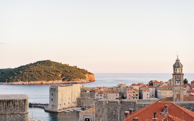 Saint John Fort e barcos à vela no antigo porto no mar Adriático em Dubrovnik, na Croácia