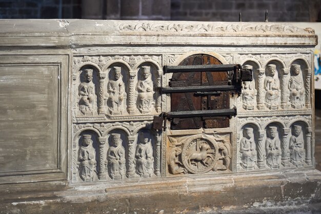 SAINT JUNIEN, FRANCE - 26 DE DEZEMBRO DE 2019: Túmulo de pedra ou sarcófago de mármore de Saint Junien em uma igreja