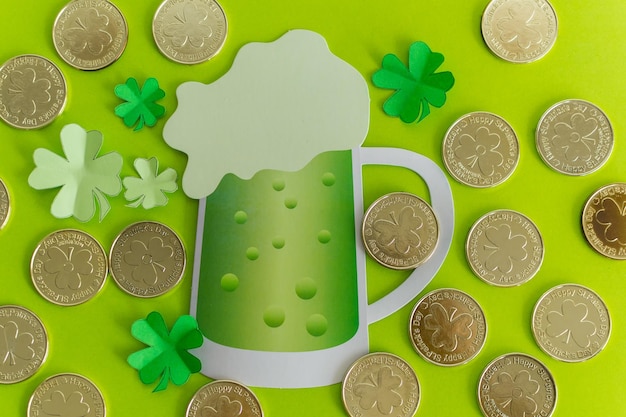 Saint Patrick39s Day Bierglas Figur Kleeblatt und goldene Münzen auf grünem Hintergrund