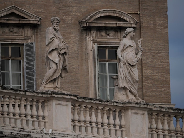 saint peter basilica roma detalhe da estátua no telhado das colunas