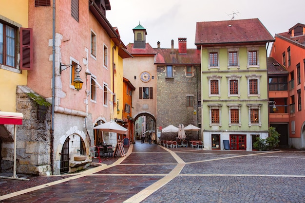 Sainte-Claire-Tor mit Uhrturm und Place Sainte-Claire in der Altstadt von Annecy, Frankreich