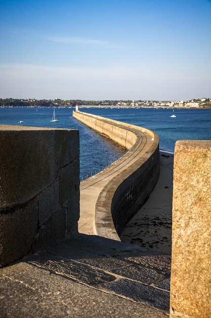 SaintMalo Leuchtturm und Pier Blick von der Stadtbefestigung Bretagne Frankreich