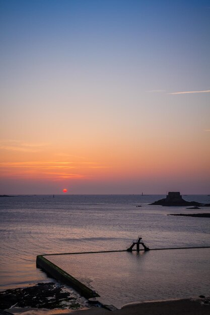 SaintMalo Naturschwimmbad bei Sonnenuntergang Bretagne Frankreich