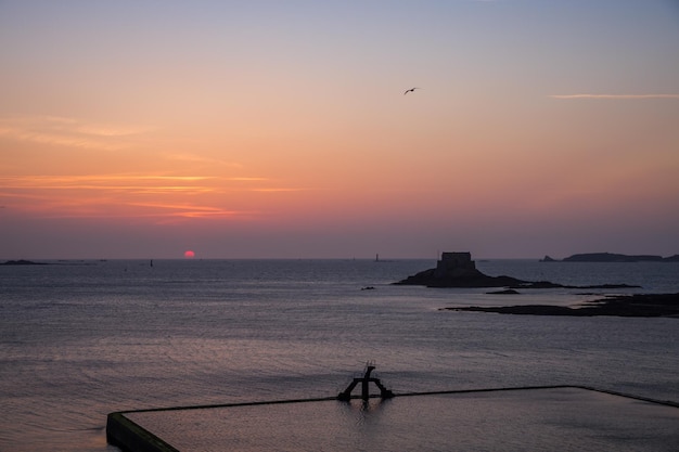 SaintMalo Naturschwimmbad bei Sonnenuntergang Bretagne Frankreich