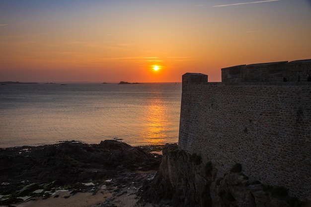 SaintMalo Strand und Meereslandschaft bei Sonnenuntergang Bretagne Frankreich