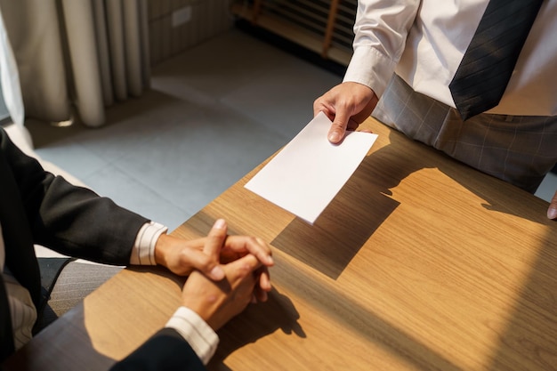 Sair do emprego Homem de negócios enviando carta de demissão e empacotando Coisas Resignar Deprimir ou carregar caixa de papelão comercial no escritório Mudança de emprego ou demitido da empresa