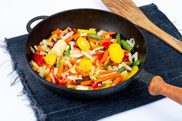 Saisonale Gemüseplatte in der Pfanne. Gesundes Essen. Vegetarismus. Studiofoto.