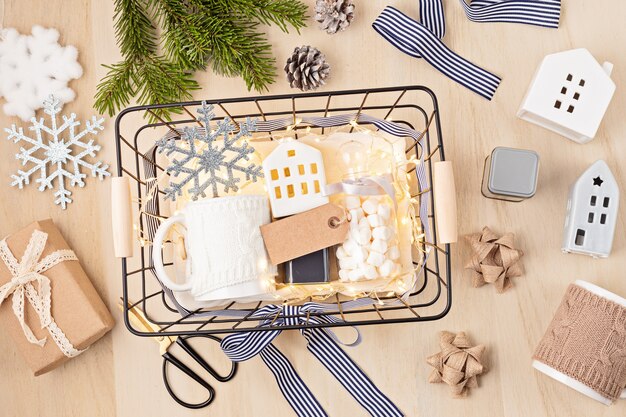 Saisonale Geschenkbox mit Marshmallow, Kaffee und Weihnachtsschmuck