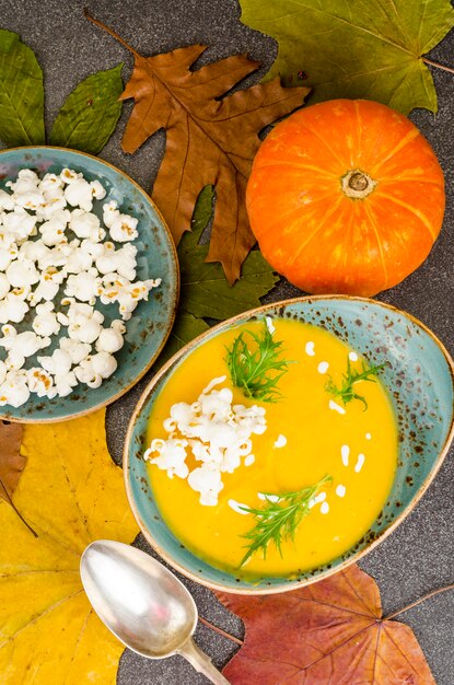 Foto saisonale kürbiscremesuppe mit popcorn.