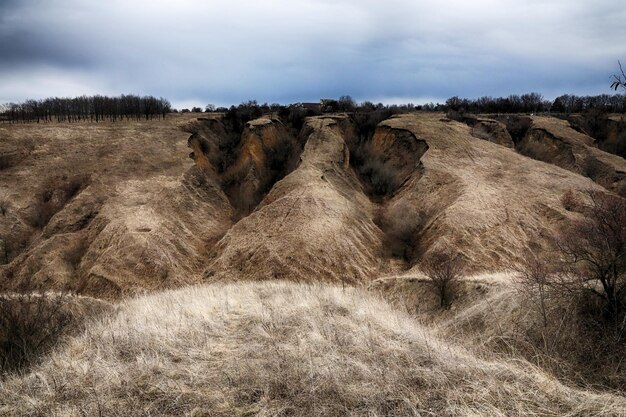 Saisonale Landschaft außerhalb der Stadt Riesige Schlucht im Herbst