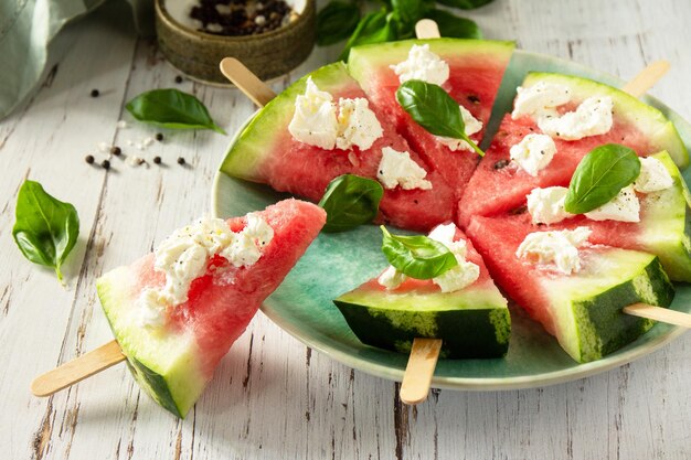 Saisonale Snacks für gesunde Ernährung und Ernährung Wassermelonenpizza mit Feta-Käse und Basilikum