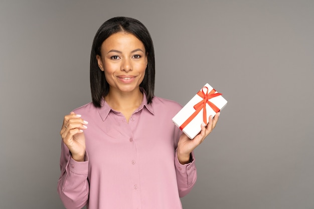 Saisonale Verkäufe glückliche Frau mit Box, die Geschenke auf der schwarzen Freitag-Promo und speziellen Rabattangeboten kauft