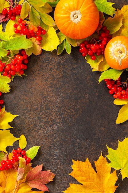 Saisonaler Hintergrund Herbstkomposition mit Herbstahornblättern Kürbis und Beeren Draufsicht