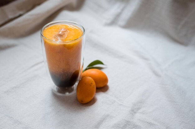 saisonales Getränk Marian Pflaumen-Smoothie mit Espresso-Shots