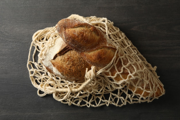 Saitentasche mit Brot auf Schwarz