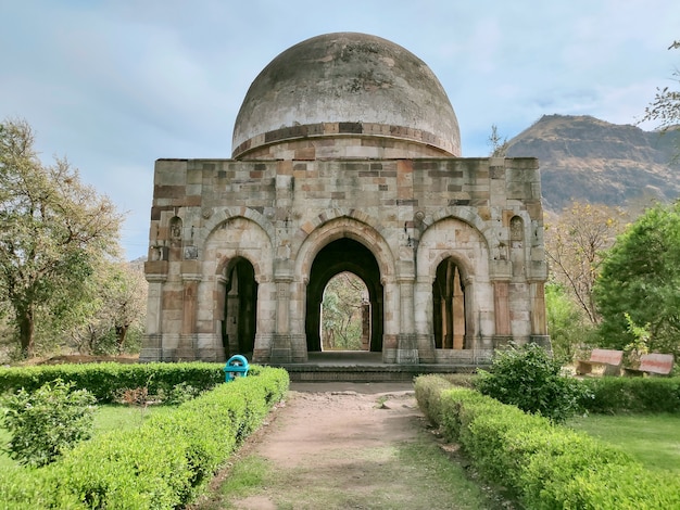 Sakar Khans deugah a maior estrutura de tumba na cidade velha de Champaner Gujarat Índia Ásia