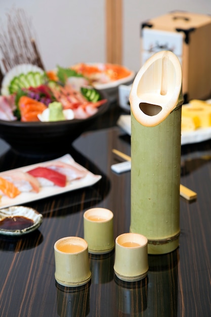 Sake em garrafa de bambu com comida japonesa