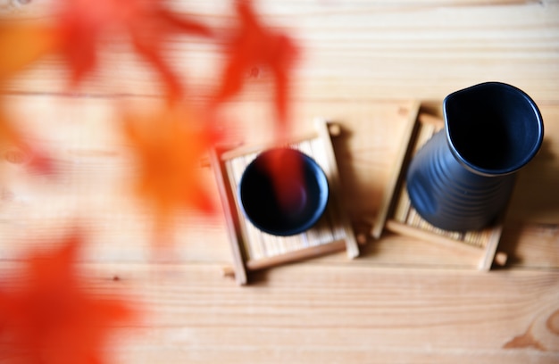 Sake japonés estilo bebida oriental sobre la mesa