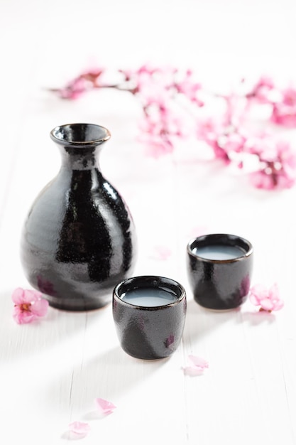 Sake japonés fuerte en pequeñas cerámicas negras