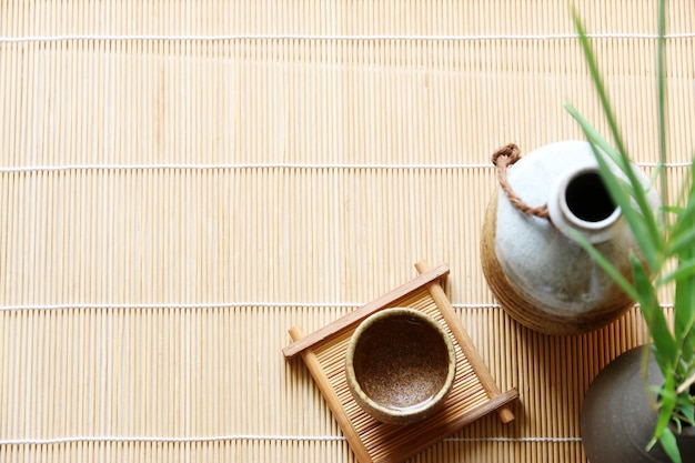 sake japonés en la mesa de madera Copie el espacio