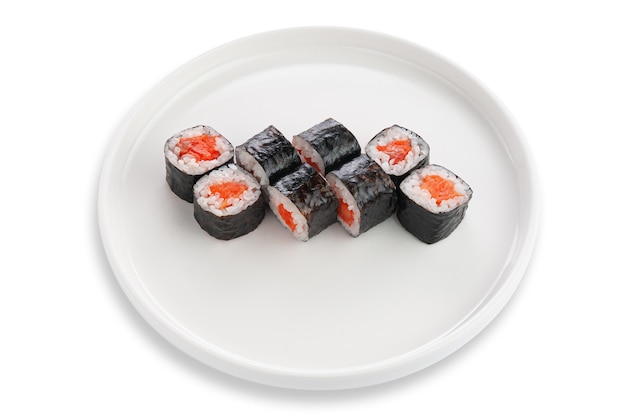 Sake-Maki-Sushi mit Lachs. Auf einer weißen Keramikplatte. Weißer Hintergrund. Isoliert.