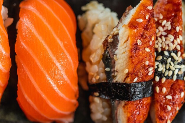 Sake-Sushi Unagi Sushi auf einem Teller Sushi auf dunklem Hintergrund Japanisches Essen