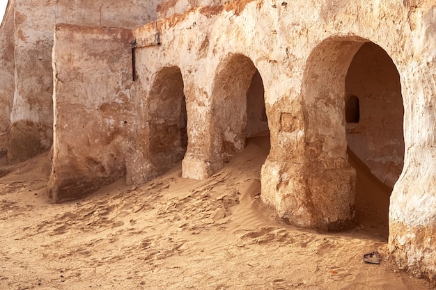 SAKHARA, Tunesien - 17. Mai 2021: Die verlassene Landschaft des Planeten Tatooine für die Dreharbeiten zu Star Wars in der Sahara-Wüste mit Sanddünen im Hintergrund