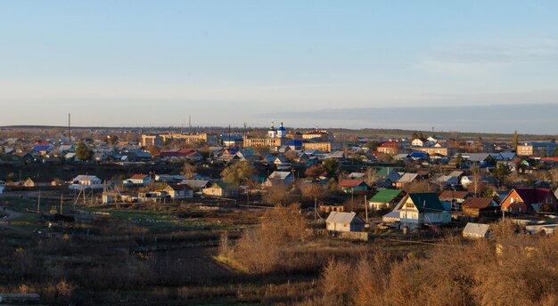 Sakmara Blick vom Hügel auf das Dorf am Herbstabend