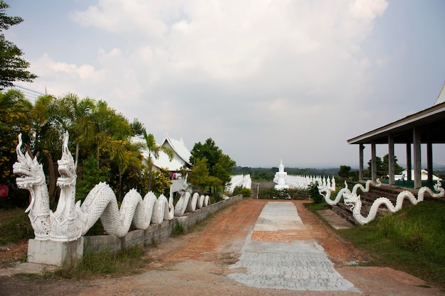 Foto sakon nakhon tailândia 2 de outubro estátua de buda do templo wat phrabuddhabat nam thip para viajantes tailandeses que viajam visitam respeito orando em phu phan em 2 de outubro de 2019 em sakon nakhon tailândia