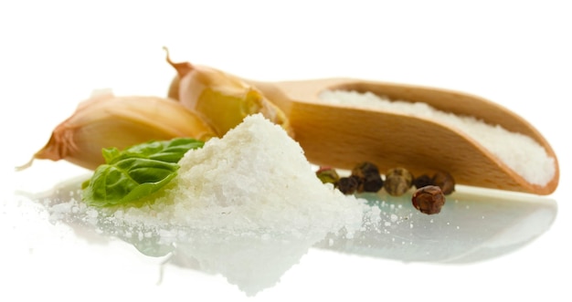 Sal con ajo de albahaca fresco y pimienta aislada en blanco