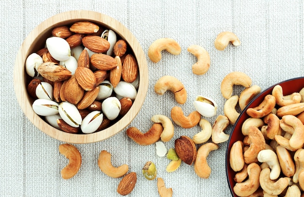 Sal y almendras de anacardo en el mantel.