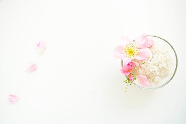 Sal de baño casera con rosas rosadas